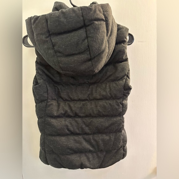 Uniqlo Puffer Vest - Picture 2 of 3